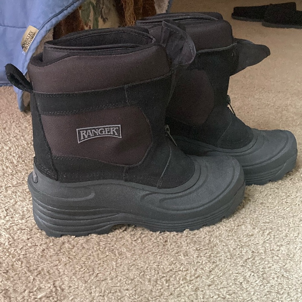 Black men’s 9 women’s 11 thermolite boots